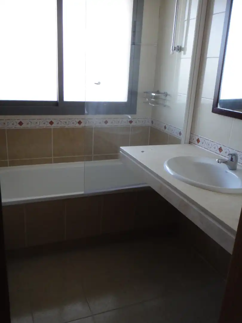 Badezimmer von Dachboden zur Miete in Madrid mit Heizung, Terrasse und Abstellraum