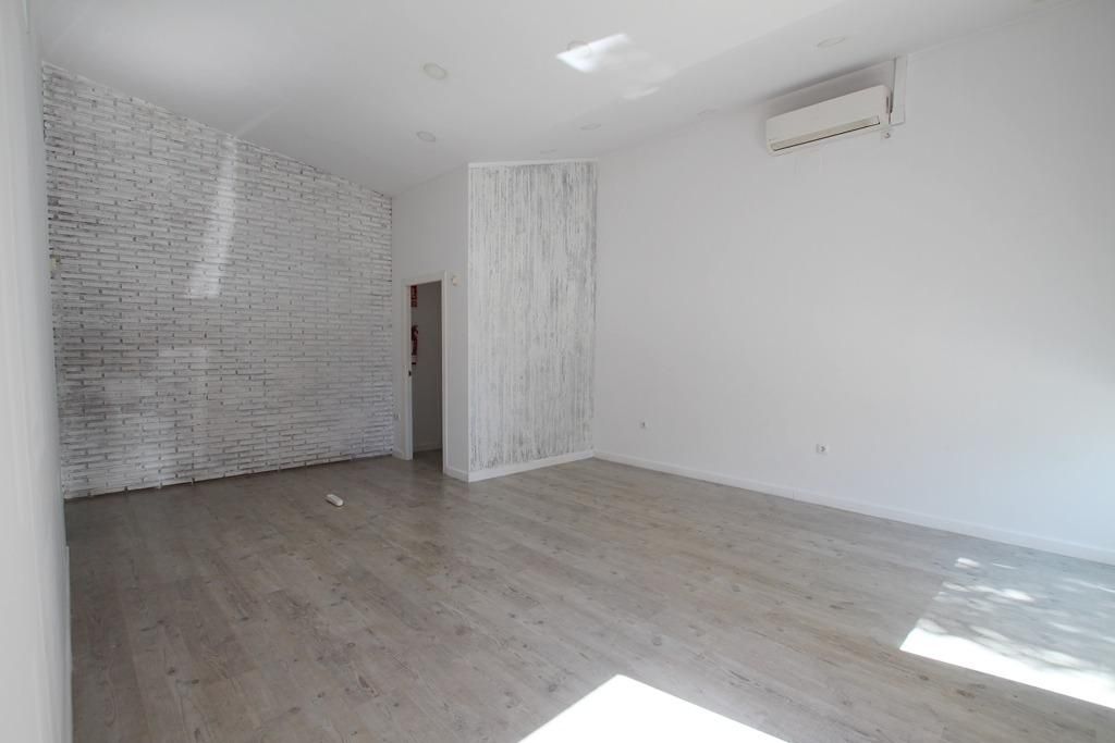 Sala d'estar de Local en venda en Jerez de la Frontera amb Aire condicionat