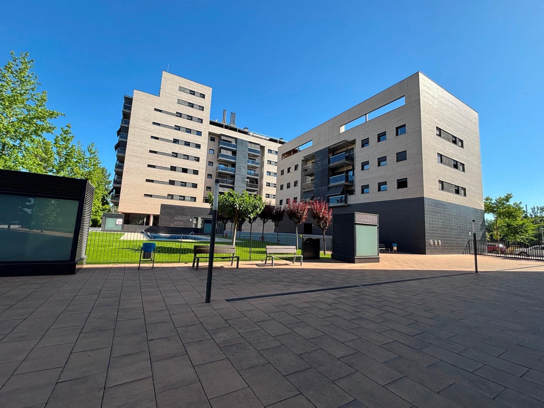 Exterior view of Duplex for sale in Sabadell  with Terrace, Storage room and Community pool