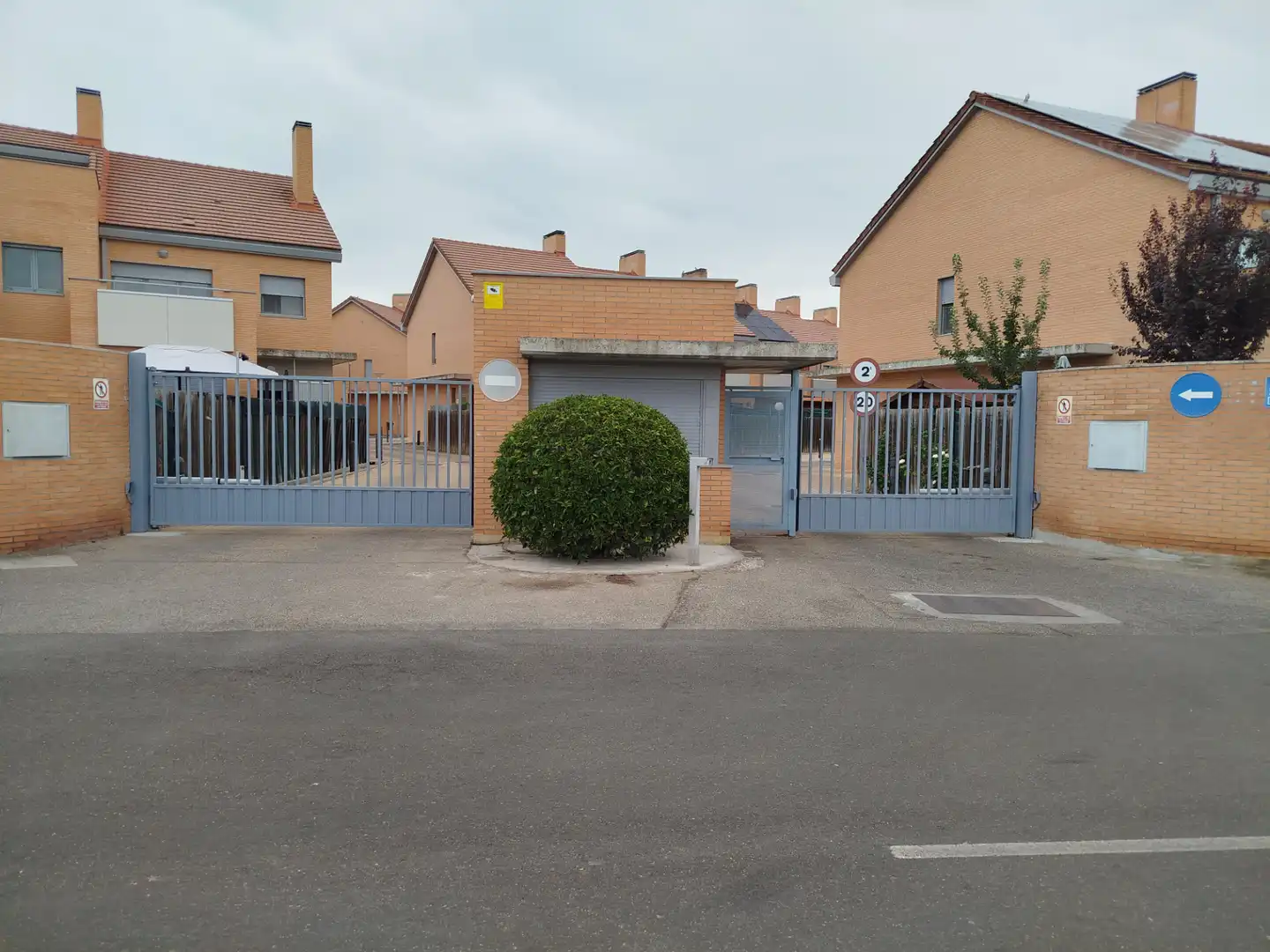 Maison mitoyenne avec piscine à vendre à Calle Sabinares del Arlanza
