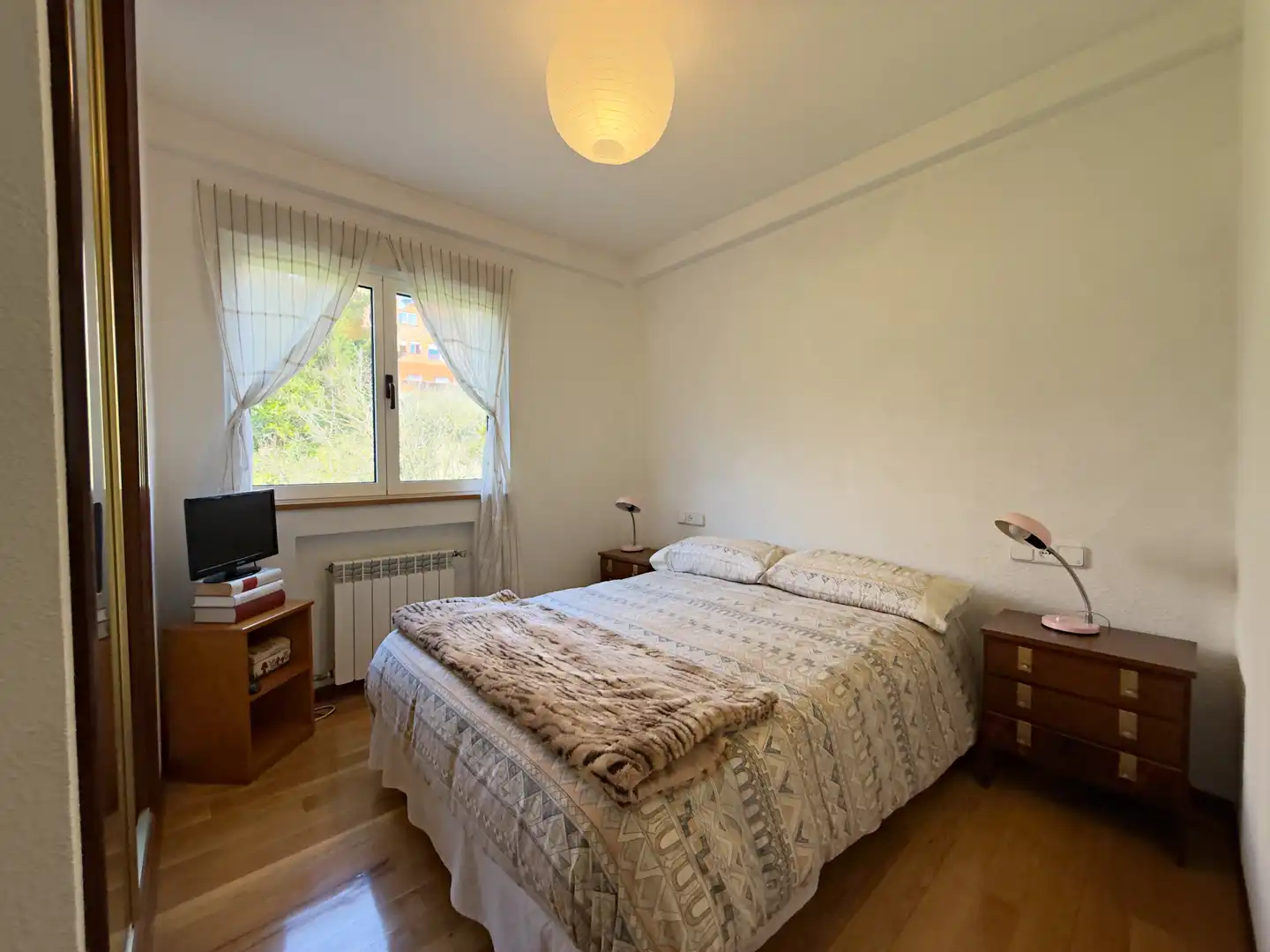 Dormitori de Casa o xalet en venda en Oviedo  amb Calefacció, Jardí privat i Parquet