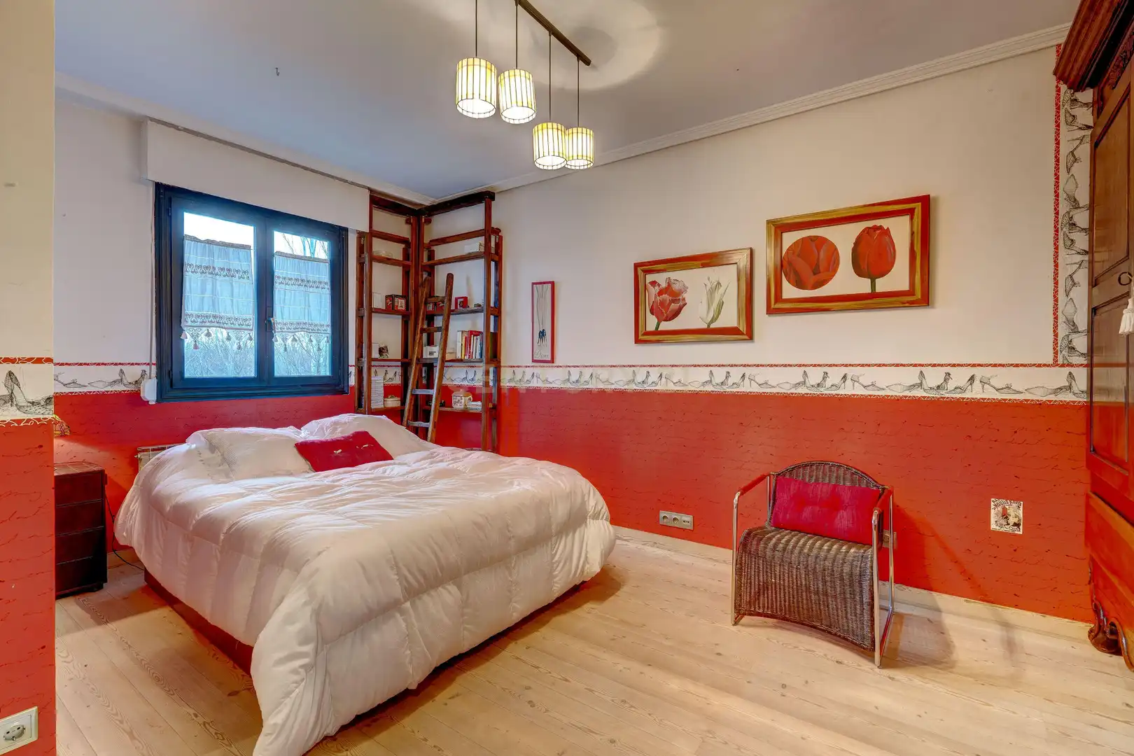 Schlafzimmer von Einfamilien-Reihenhaus zum Verkauf in Anguciana mit Privatgarten, Abstellraum und Schwimmbad