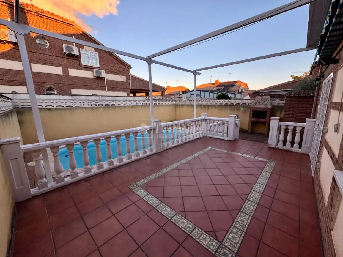 Terraza de Casa adosada en venta en Villanueva de la Torre con Aire acondicionado