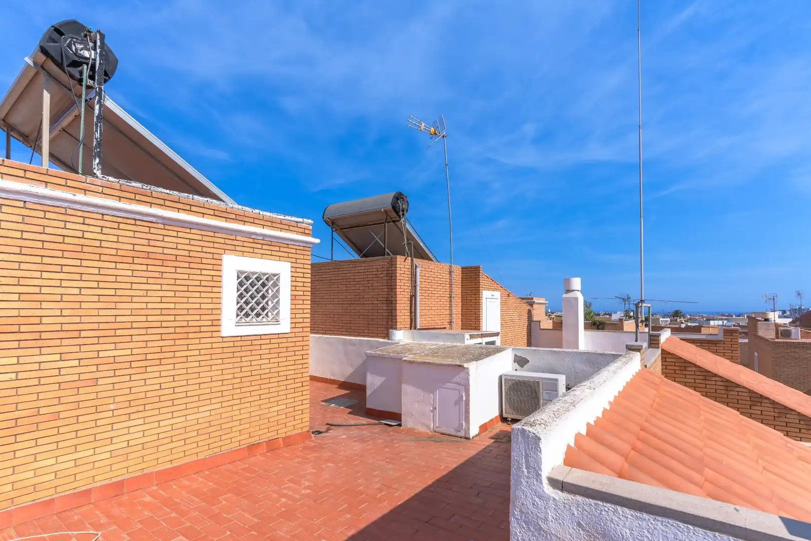Vista exterior de Dúplex en venda en Almería amb Aire condicionat, Calefacció i Jardí privat