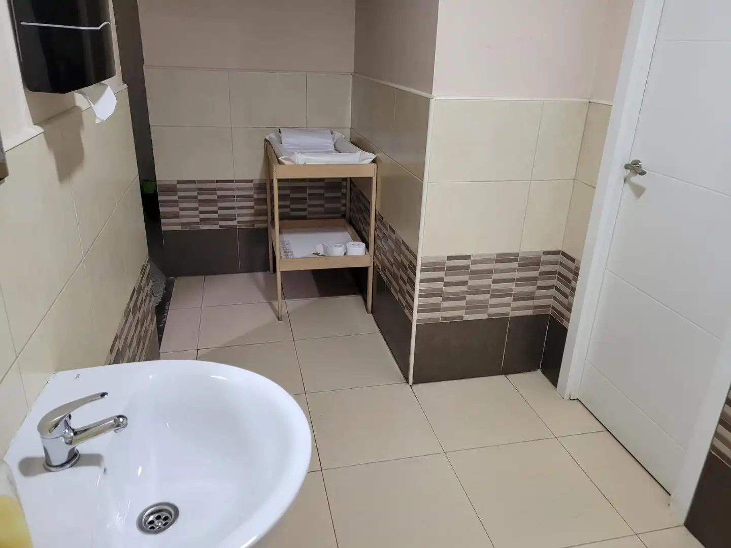 Baño de Local de alquiler en Ajalvir con Aire acondicionado