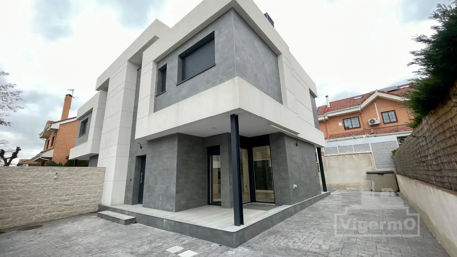 Vista exterior de Casa adosada en venda en Población de Arroyo amb Calefacció i Piscina