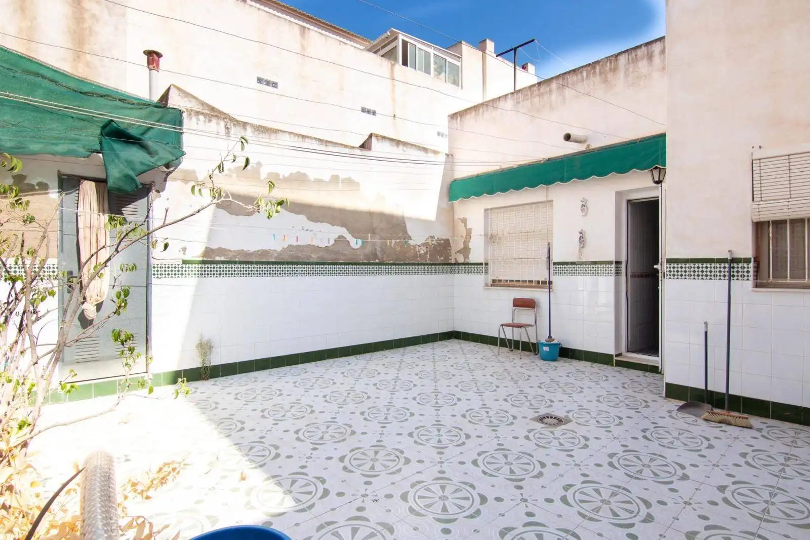 Terrasse von Einfamilien-Reihenhaus zum Verkauf in Torrevieja mit Klimaanlage, Heizung und Terrasse