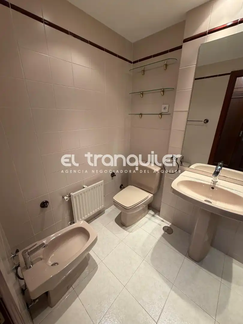Baño de Piso de alquiler en Pozuelo de Alarcón con Parquet, Terraza y Trastero