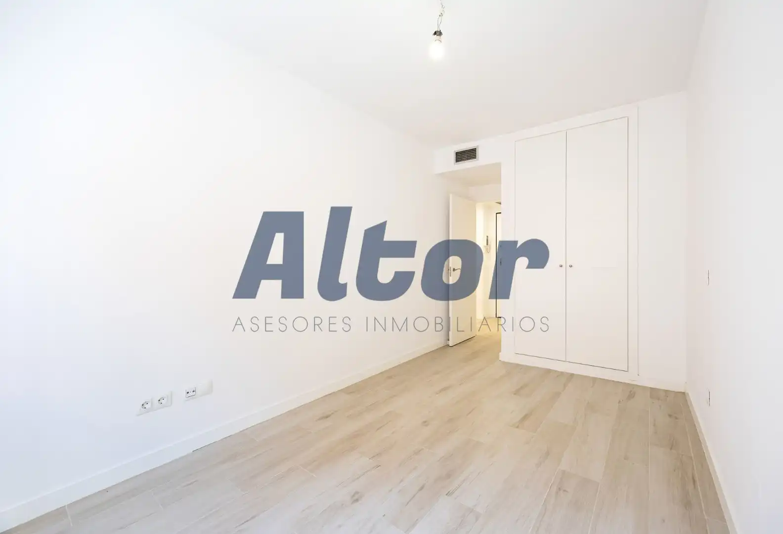 Bedroom of Flat for sale in Madrid  with Air Conditioner, Heating and Storage room