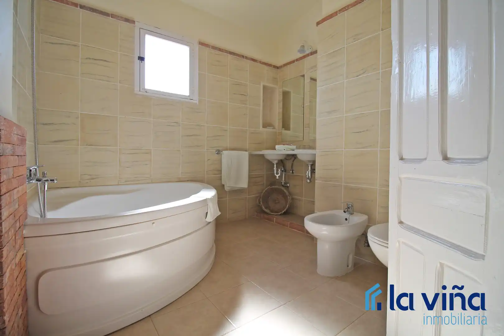 Baño de Finca rústica en venta en Martín de la Jara con Aire acondicionado, Jardín privado y Trastero