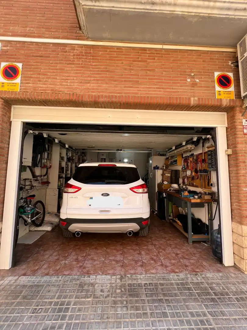 Parkplatz von Einfamilien-Reihenhaus zum Verkauf in Sagunto / Sagunt mit Klimaanlage, Heizung und Terrasse