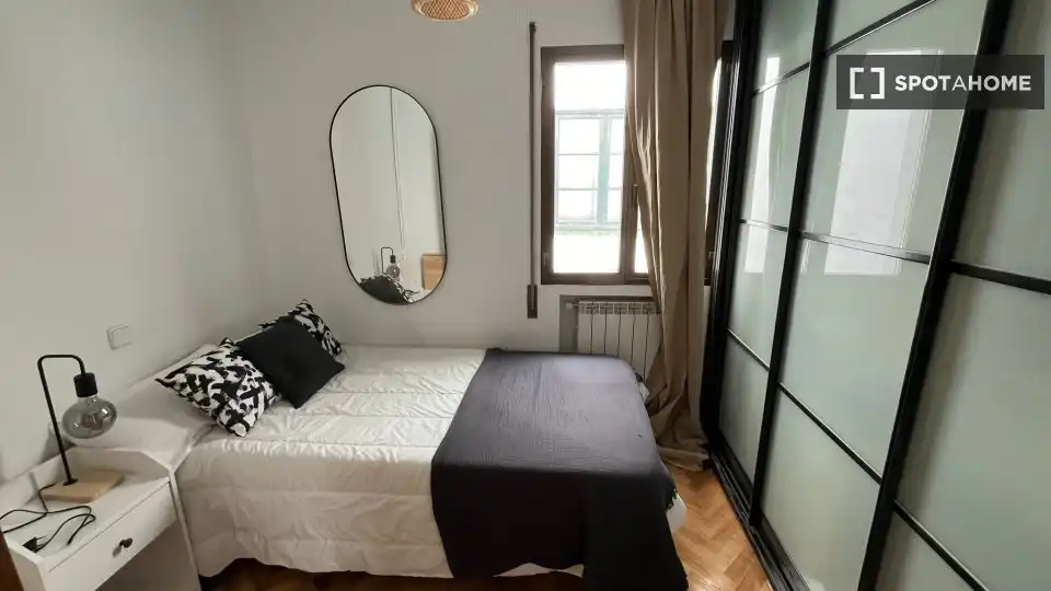 Bedroom of Flat for share in Madrid  with Air Conditioner, Heating and Furnished