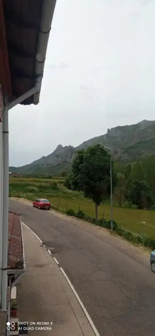 Vista exterior de Casa adosada en venda en Cármenes amb Balcó