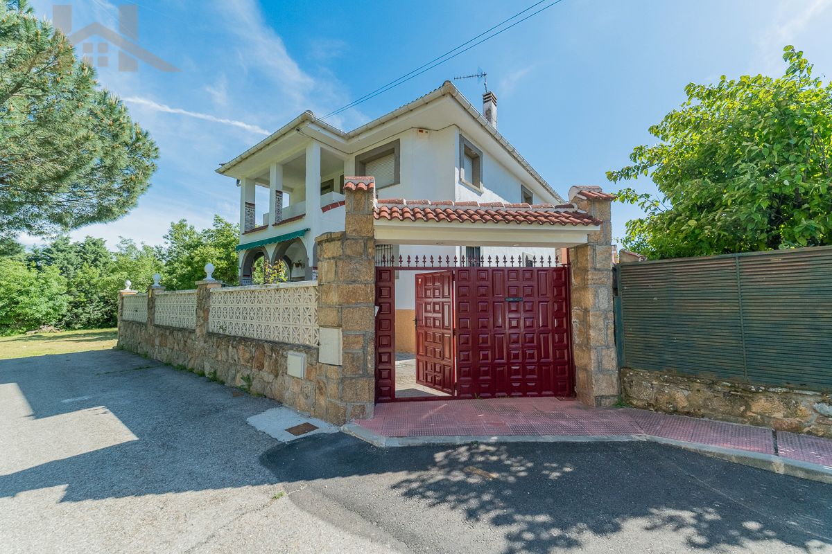 Exterior view of House or chalet for sale in Guadarrama  with Heating, Private garden and Community pool