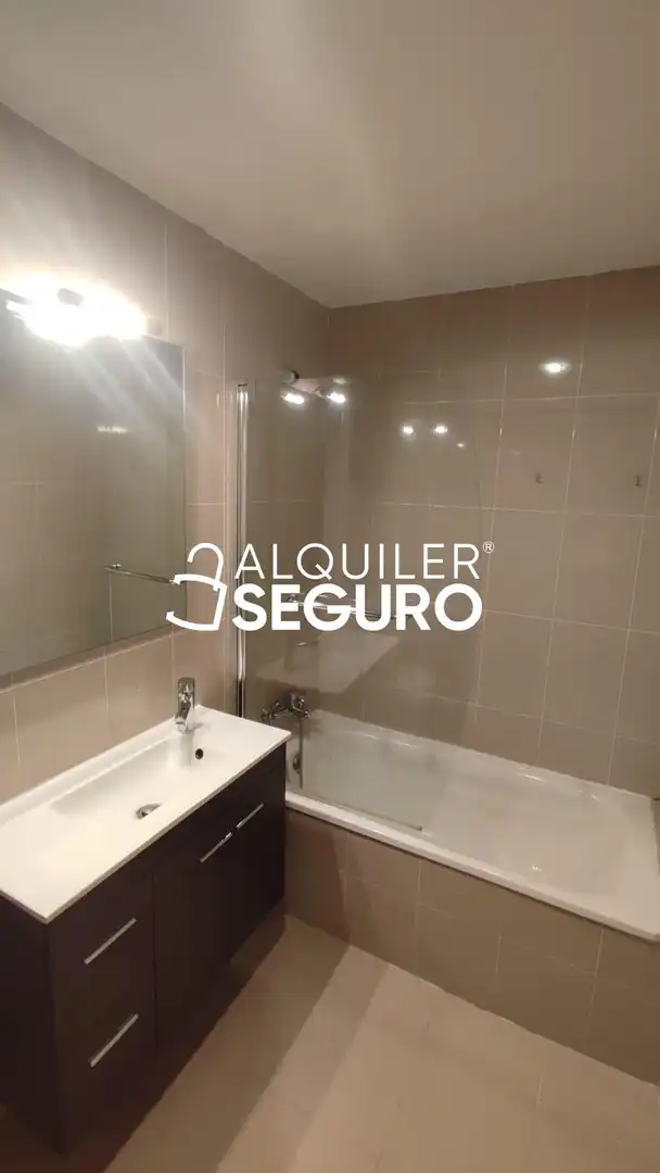 Baño de Piso de alquiler en Paracuellos de Jarama con Calefacción, Trastero y Amueblado