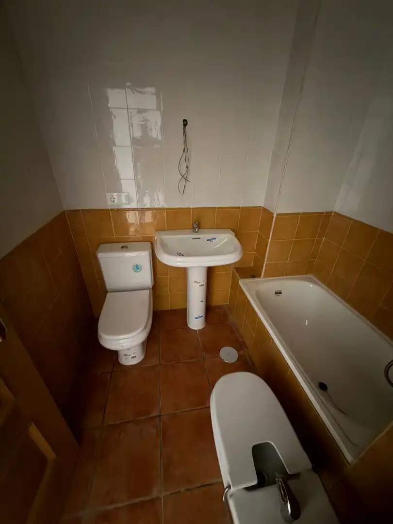 Baño de Piso en venta en Alcaucín con Terraza, Horno y Piscina comunitaria