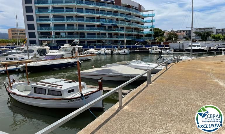 Parkplatz von Garage zum Verkauf in Roses