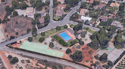 Parcela urbana de 1.996 m² con potencial para el desarrollo de tres viviendas.