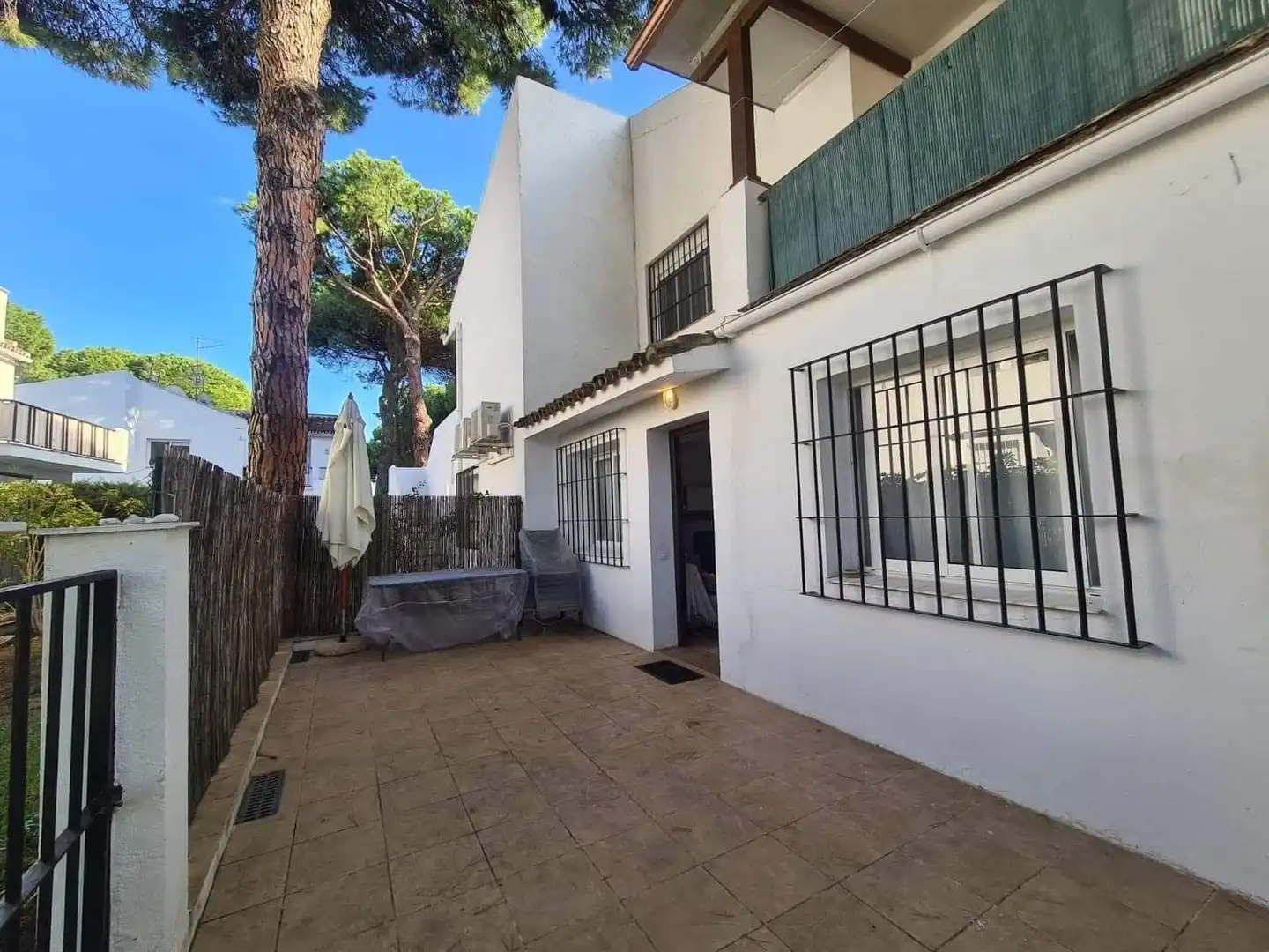 Vista exterior de Planta baja en venta en Estepona con Aire acondicionado, Trastero y Piscina