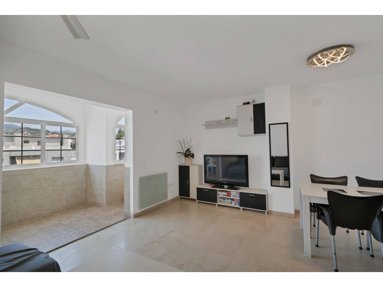 Sala d'estar de Pis en venda en Estepona amb Aire condicionat, Terrassa i Alarma