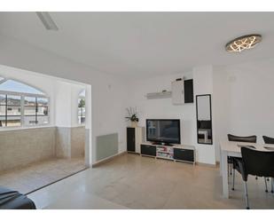 Sala d'estar de Pis en venda en Estepona amb Aire condicionat, Terrassa i Alarma