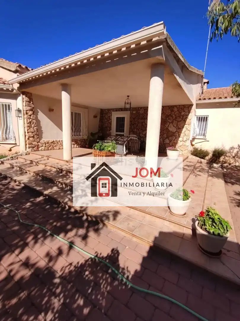 Vista exterior de Casa o xalet en venda en Albacete amb Aire condicionat, Calefacció i Jardí privat