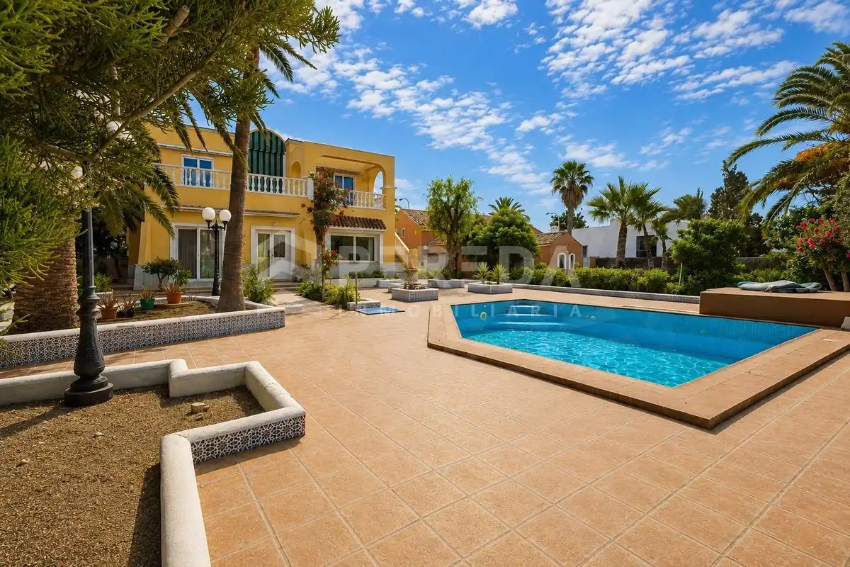 Vista exterior de Casa o chalet en venta en Roquetas de Mar ciudad