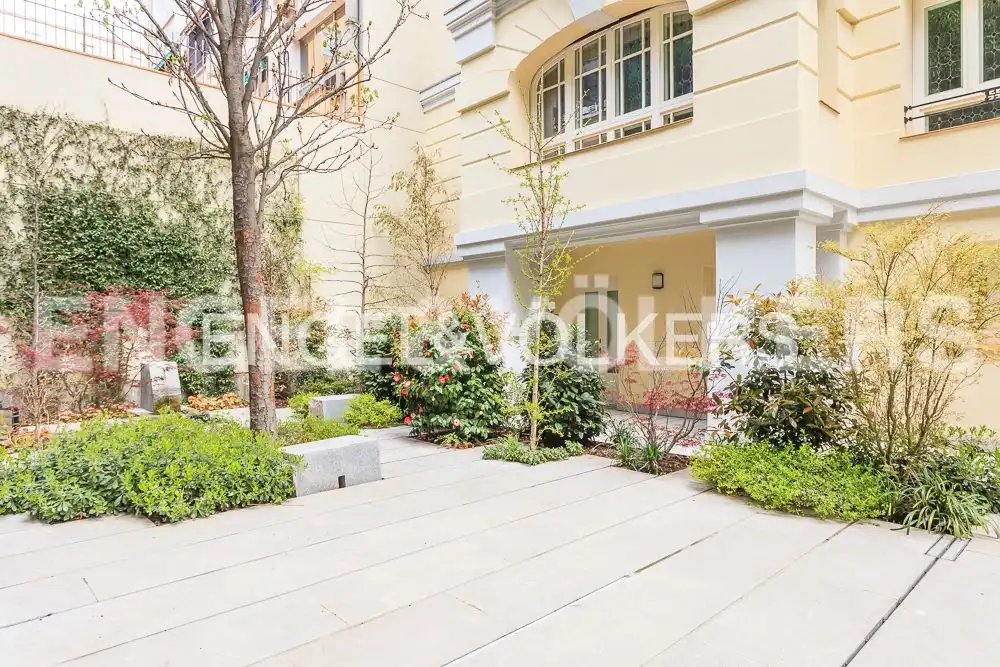 Vista exterior de Piso de alquiler en Madrid con Aire acondicionado, Calefacción y Jardín privado