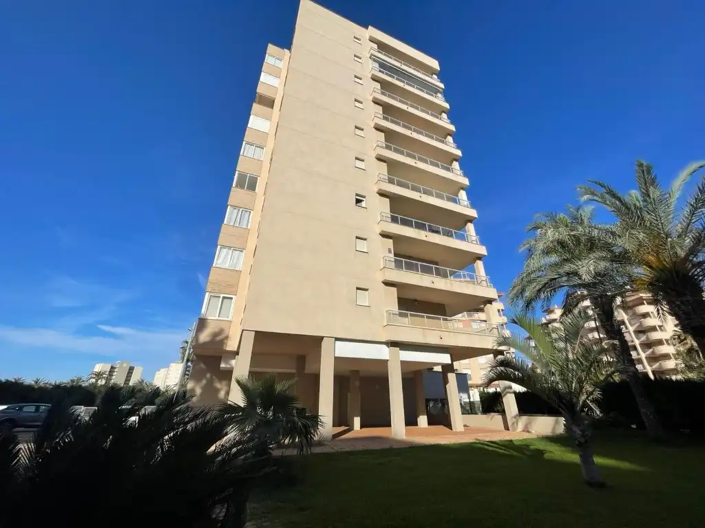 Vista exterior de Apartament en venda en La Manga del Mar Menor amb Terrassa, Piscina i Balcó