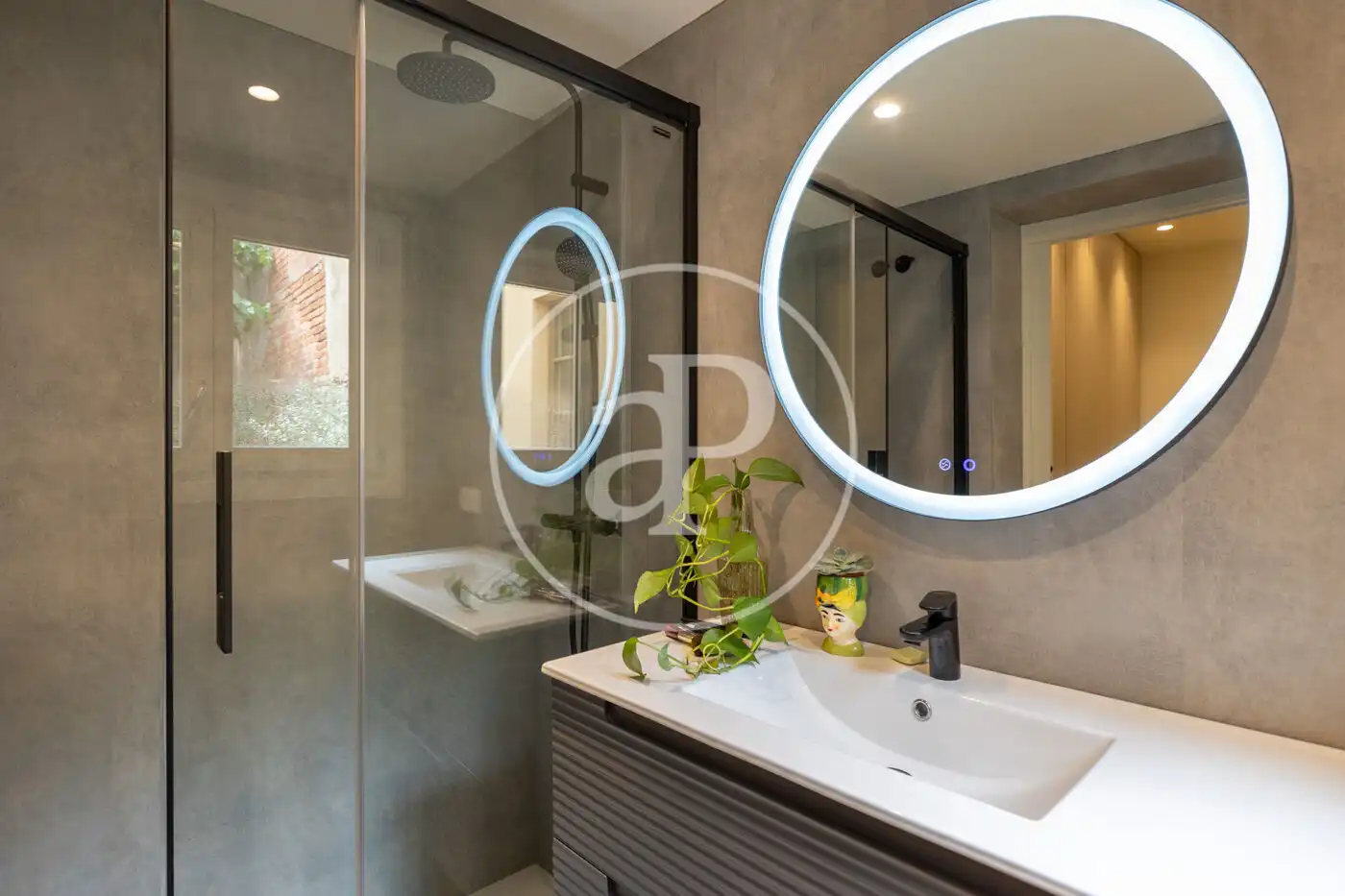 Badezimmer von Wohnung zum Verkauf in Barcelona mit Klimaanlage, Heizung und Privatgarten