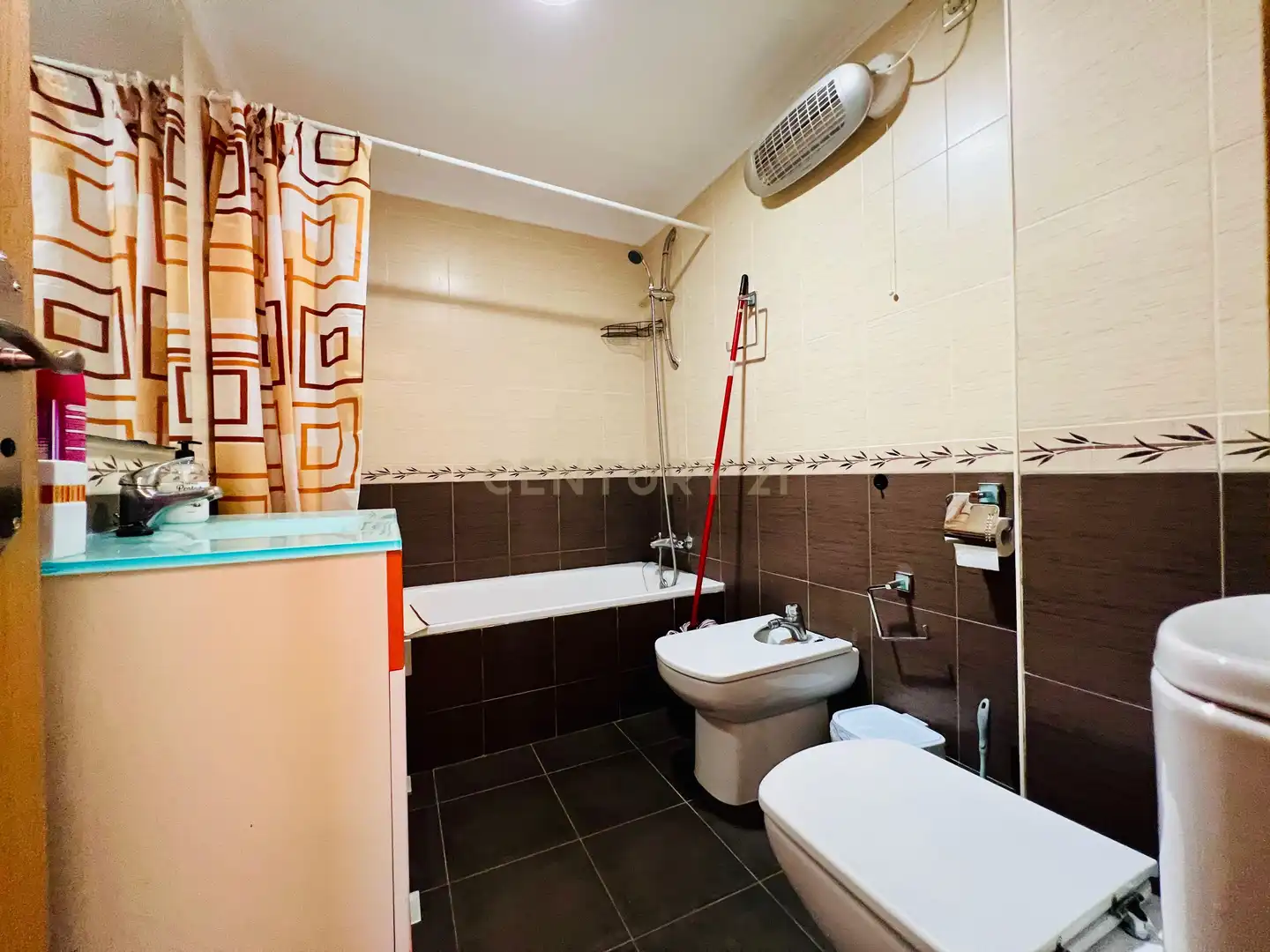 Bathroom of Flat for rent in Granada  with Air Conditioner, Oven and Washing machine