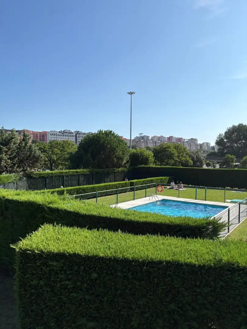 Piscina de Pis de lloguer en Santander amb Calefacció, Terrassa i Moblat