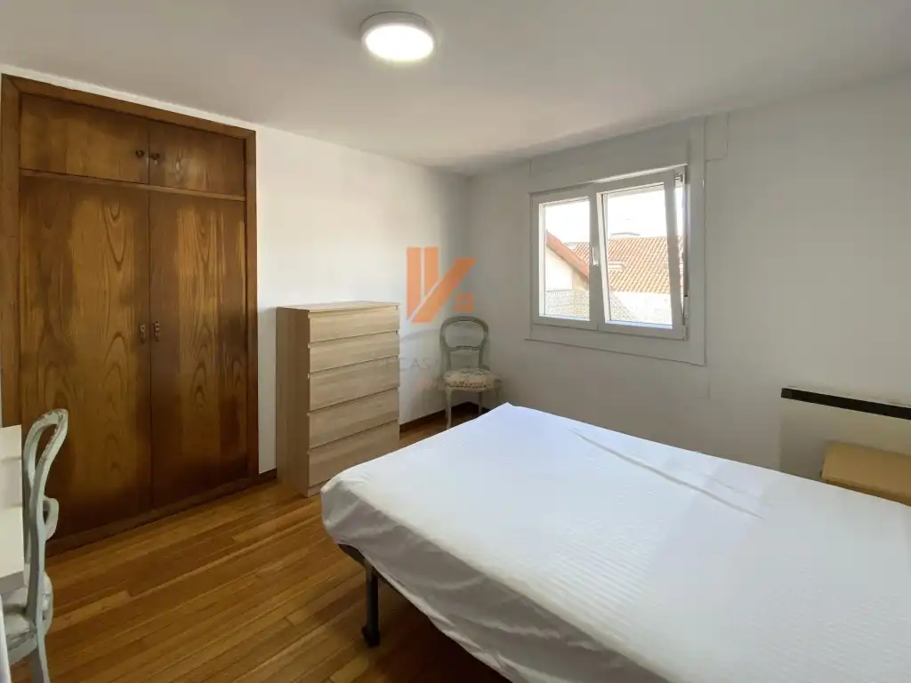 Dormitori de Apartament de lloguer en Santiago de Compostela  amb Terrassa i Moblat