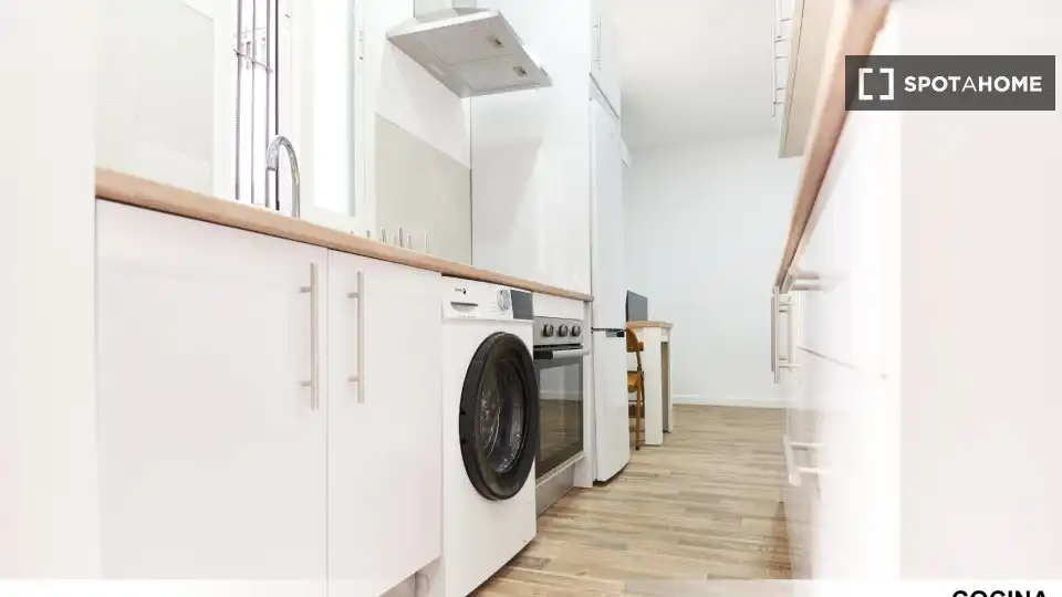 Kitchen of Flat for share in Sevilla  with Air Conditioner, Heating and Furnished