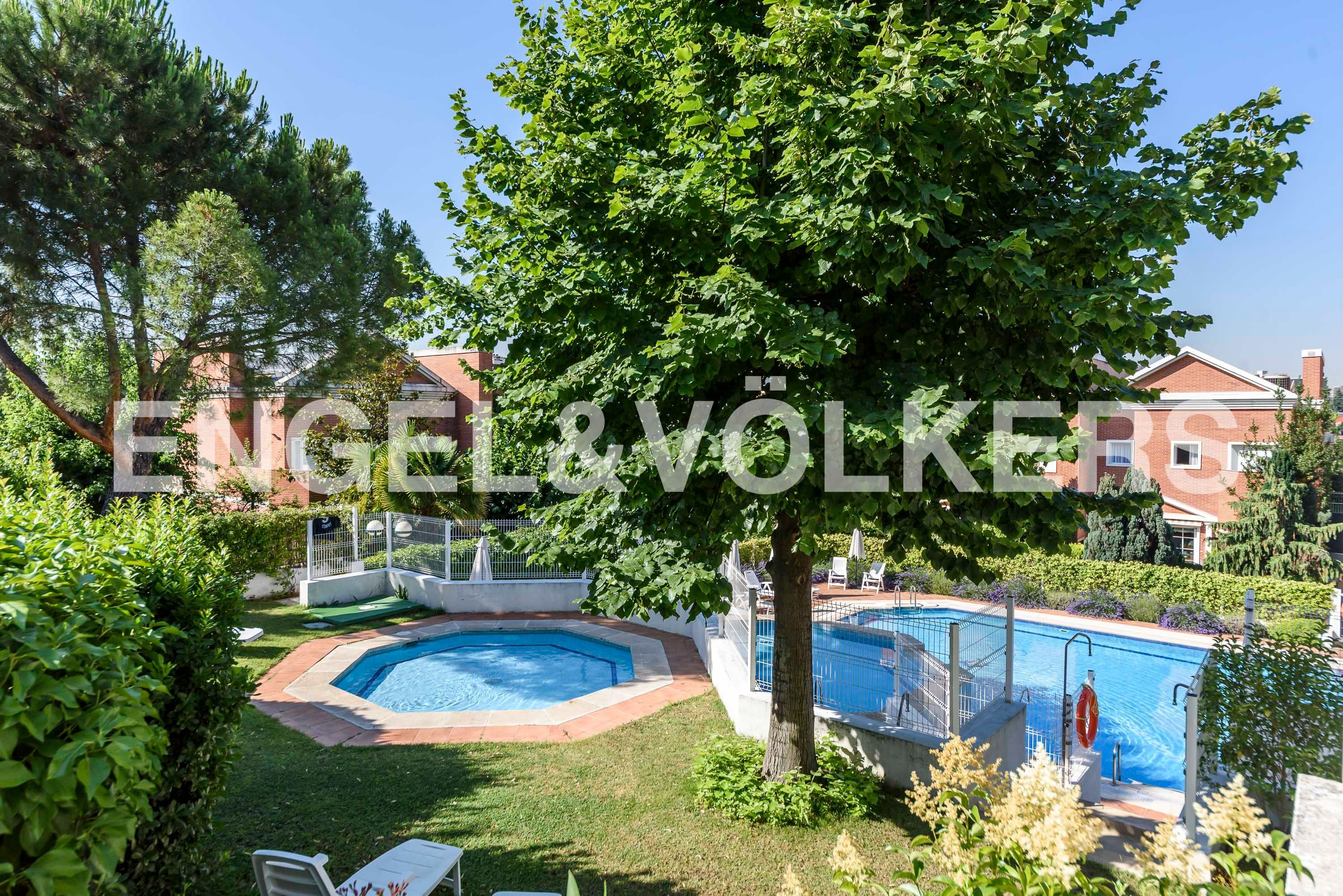 Swimming pool of House or chalet for sale in  Madrid Capital  with Air Conditioner, Heating and Private garden