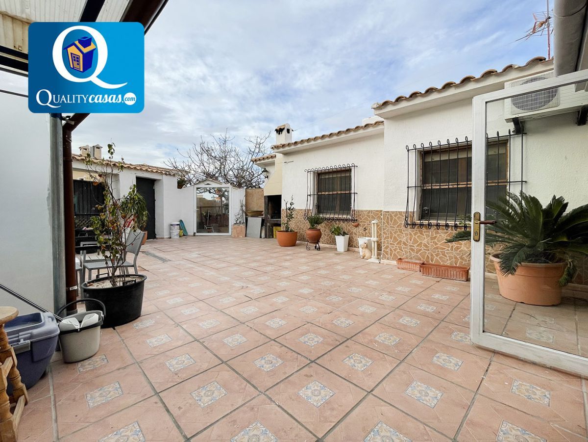 Vista exterior de Casa adosada en venda en Busot amb Traster