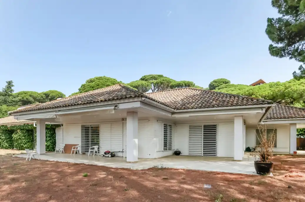 House with pool for sale in Avinguda Rocaferrera