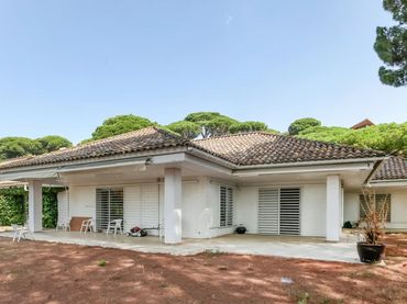 Casa amb piscina en venda a Avinguda Rocaferrera