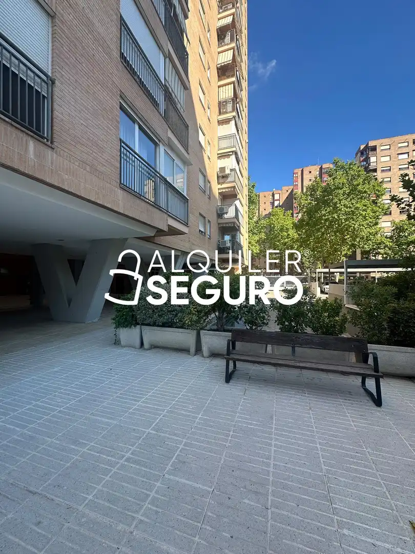Außenansicht von Wohnung zur Miete in Madrid mit Heizung, Schwimmbad und Möbliert