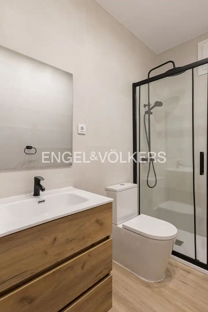 Bathroom of Flat for rent in Madrid  with Heating, Parquet flooring and Furnished