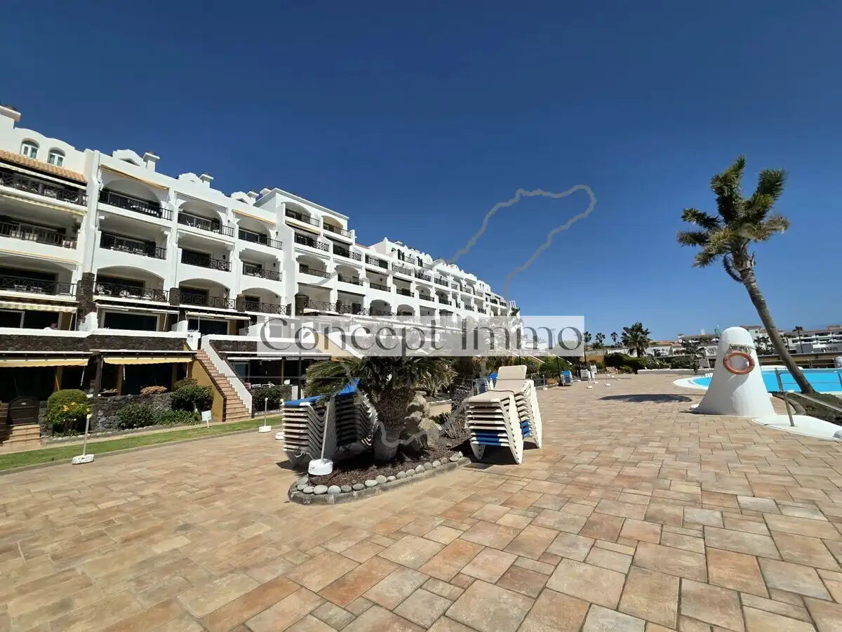 Vista exterior de Piso en venta en Arona con Terraza, Alarma y Piscina comunitaria
