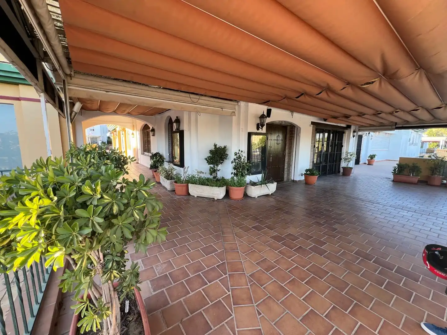 Local de alquiler en Estepona con Terraza