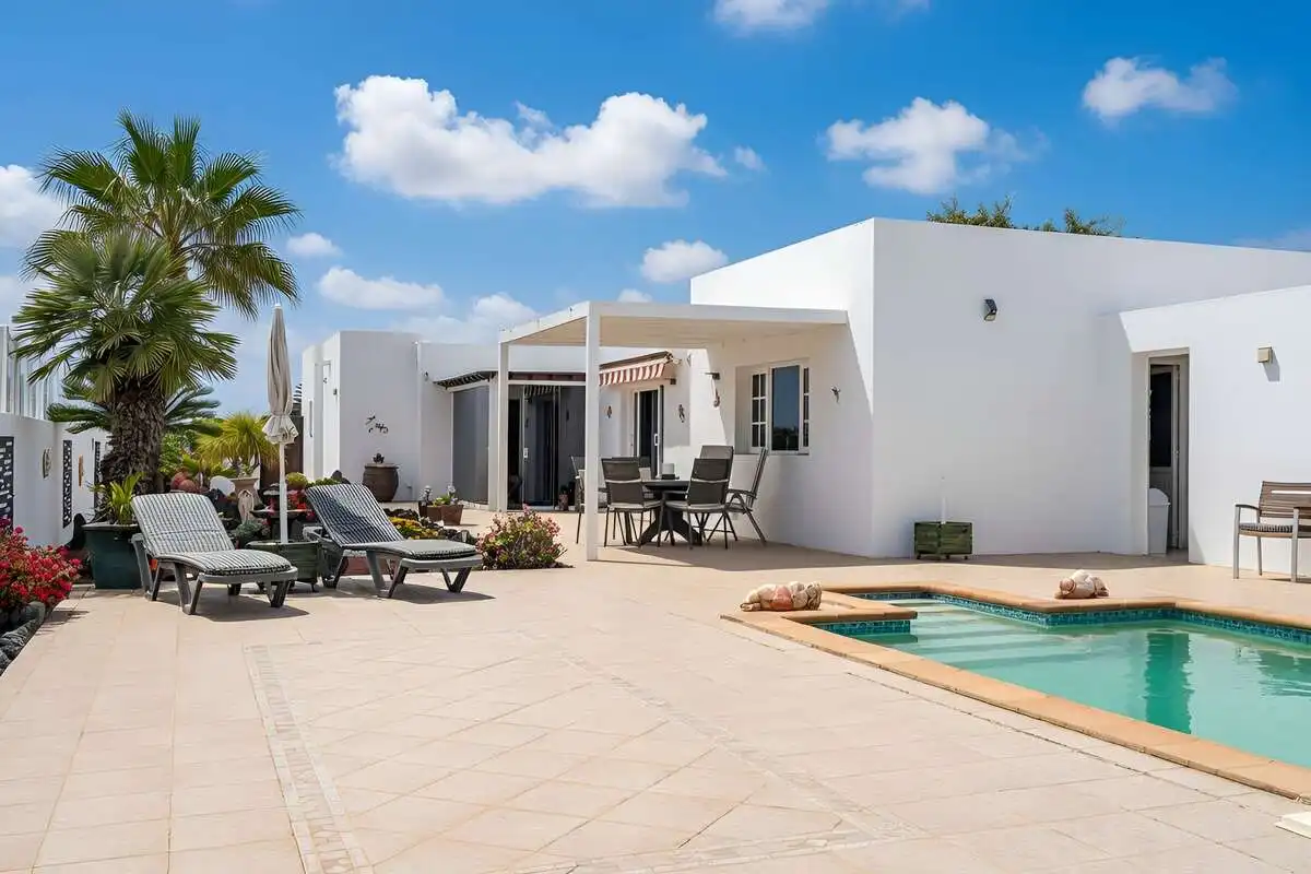 Vista exterior de Casa o xalet en venda en Yaiza amb Traster, Piscina i Moblat