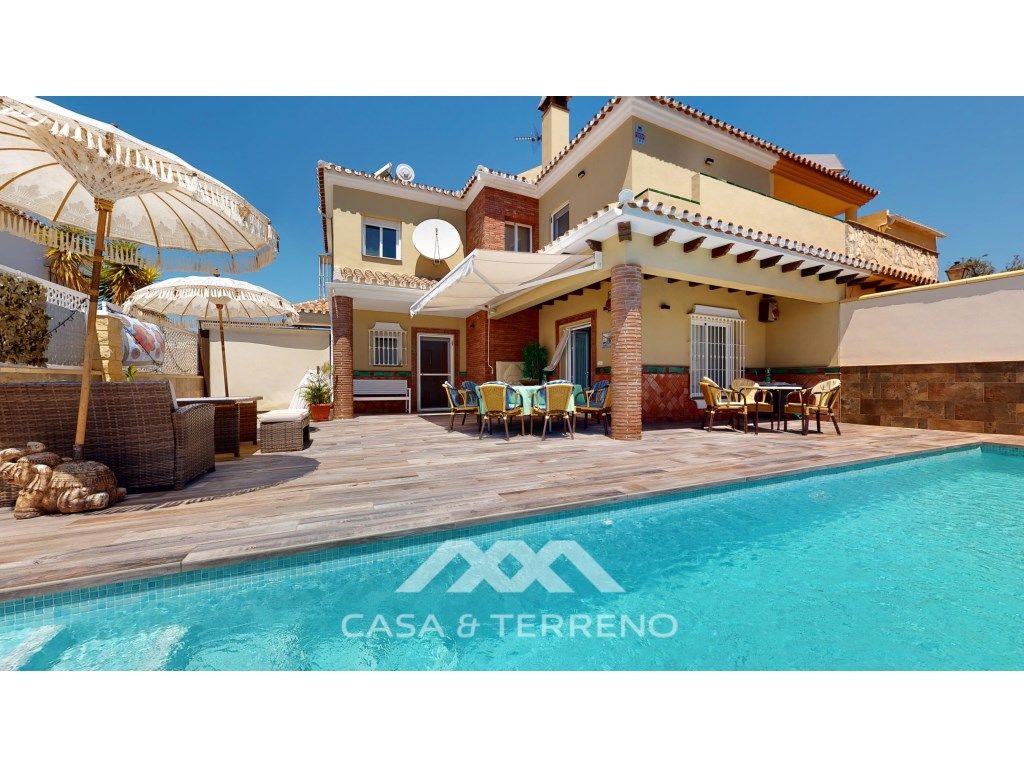 Vista exterior de Casa adosada en venda en Vélez-Málaga amb Piscina i Balcó