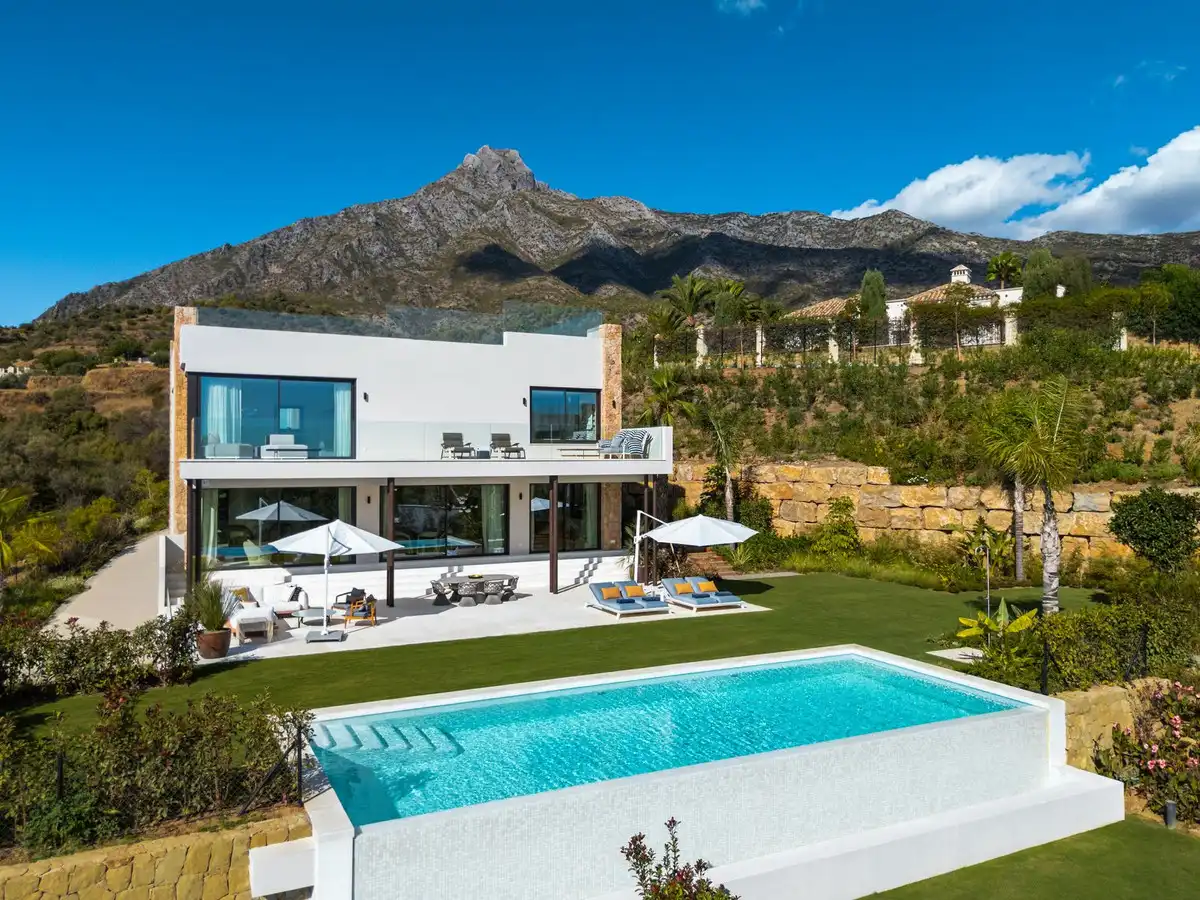 Vista exterior de Casa o xalet en venda en Marbella amb Aire condicionat, Jardí privat i Terrassa