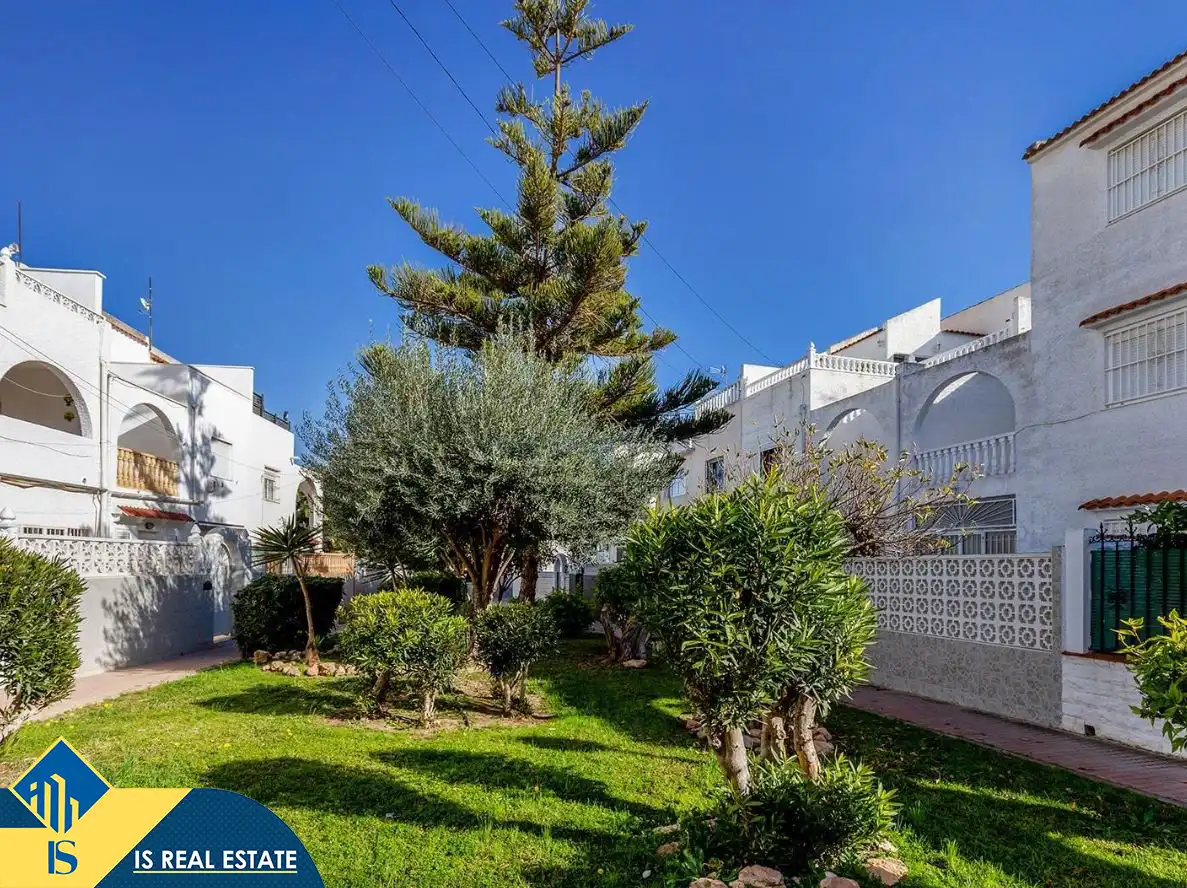 Außenansicht von Einfamilien-Reihenhaus zum Verkauf in Torrevieja mit Klimaanlage, Heizung und Privatgarten