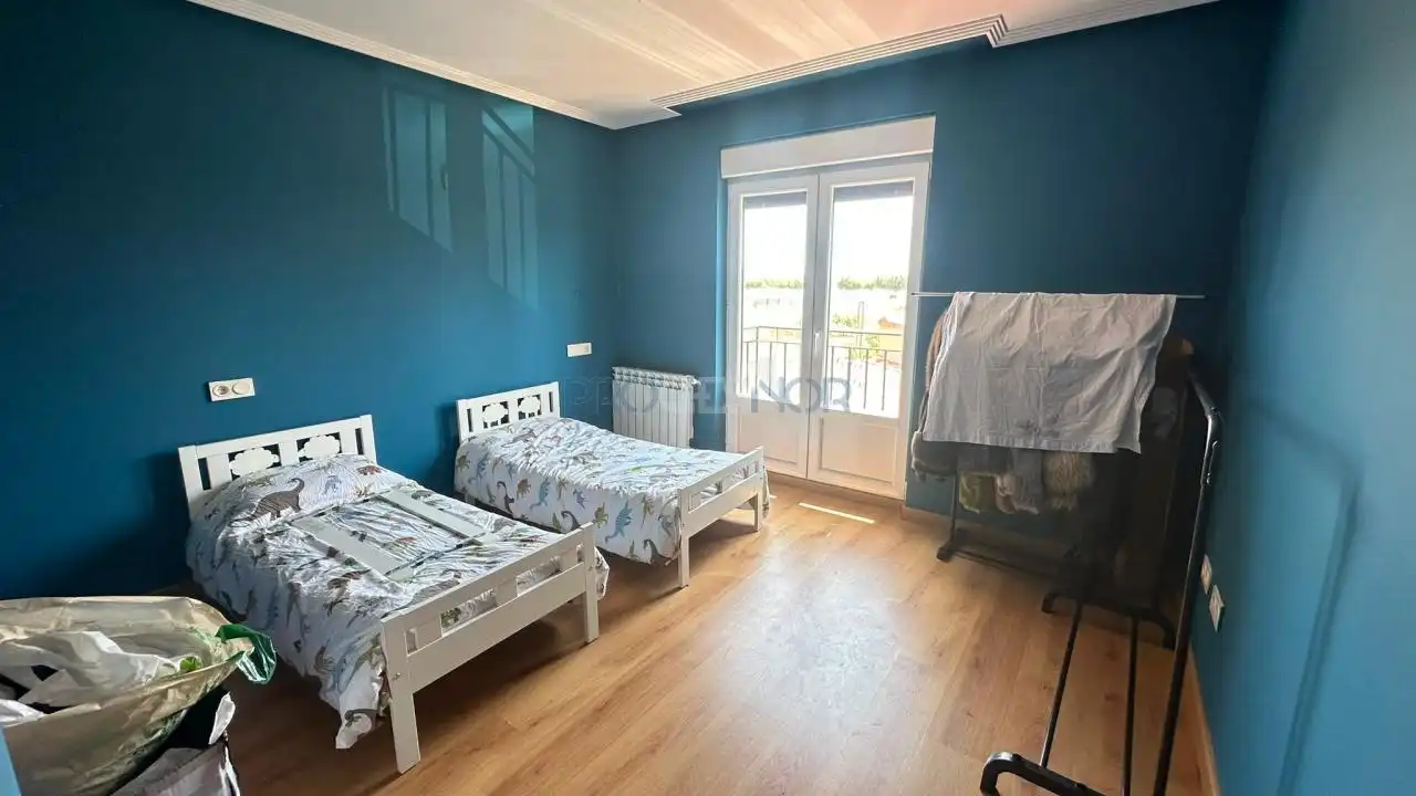 Dormitori de Casa adosada en venda en Onzonilla amb Calefacció, Jardí privat i Terrassa