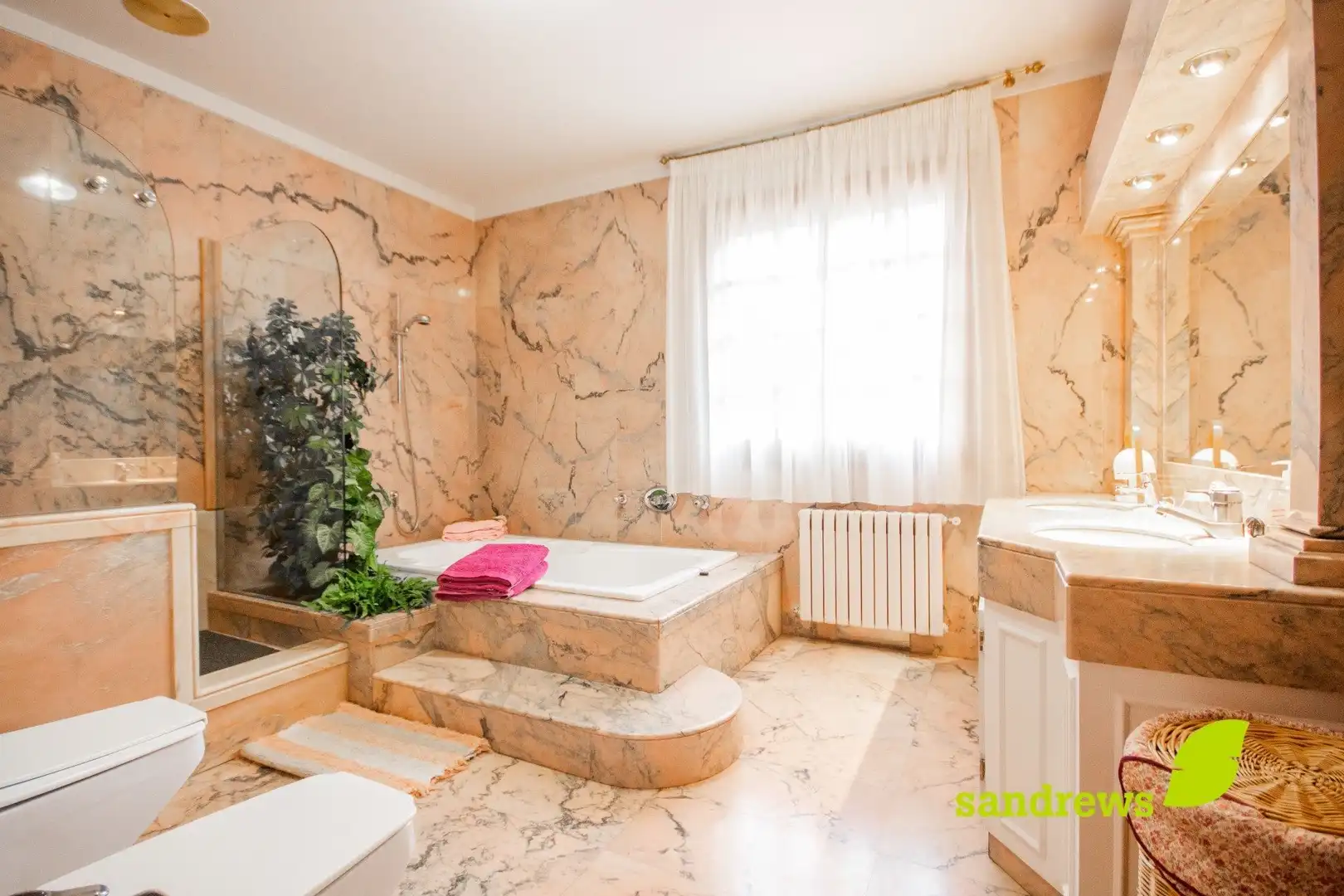 Badezimmer von Einfamilien-Reihenhaus zum Verkauf in Figueres mit Klimaanlage, Heizung und Privatgarten