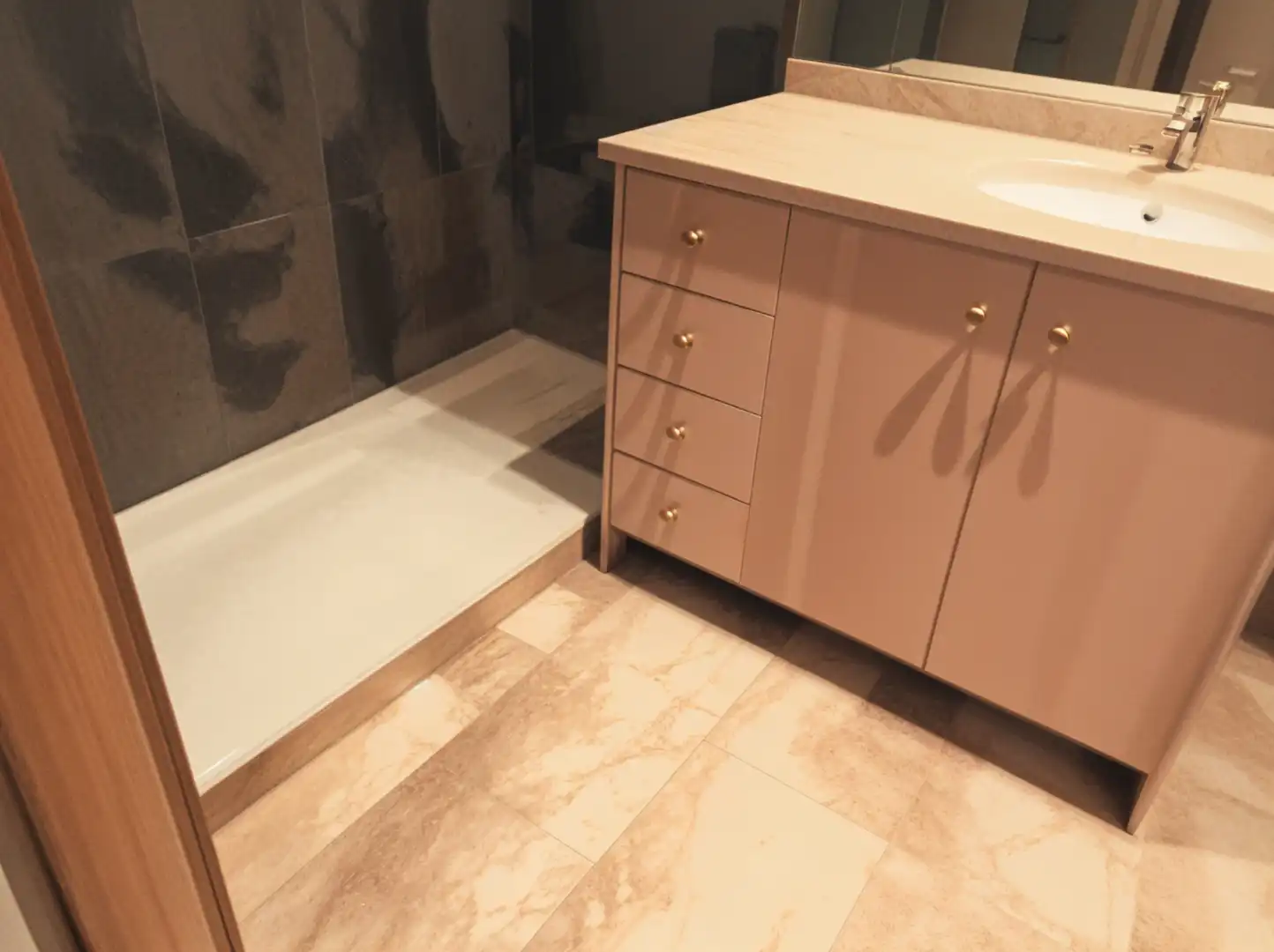 Badezimmer von Einfamilien-Reihenhaus zum Verkauf in L'Arboç mit Heizung, Terrasse und Ofen