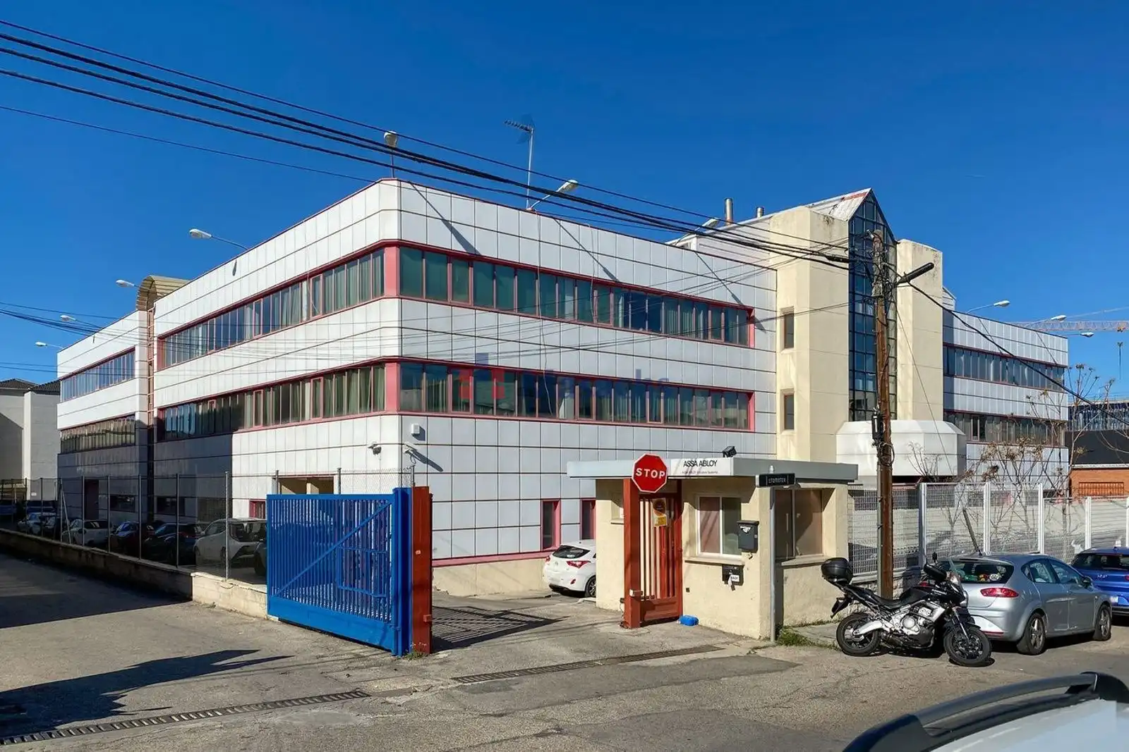 Vista exterior de Oficina en venda en La Moraleja amb Aire condicionat